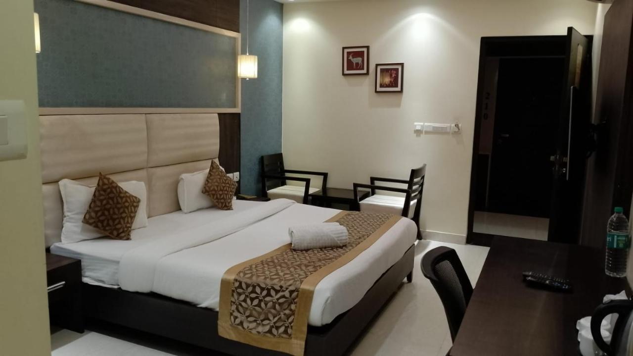 Hotel Solitaire Chinhat Dış mekan fotoğraf