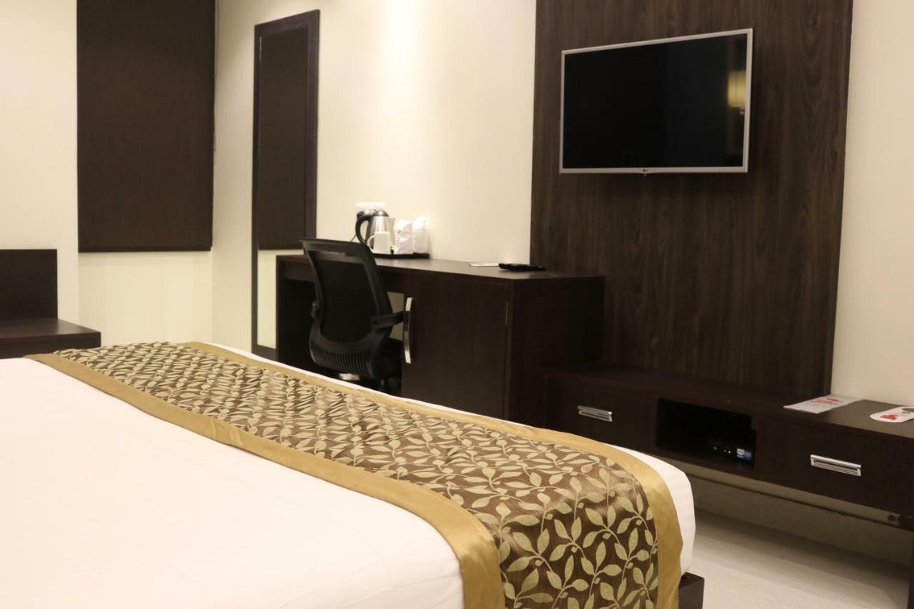 Hotel Solitaire Chinhat Dış mekan fotoğraf
