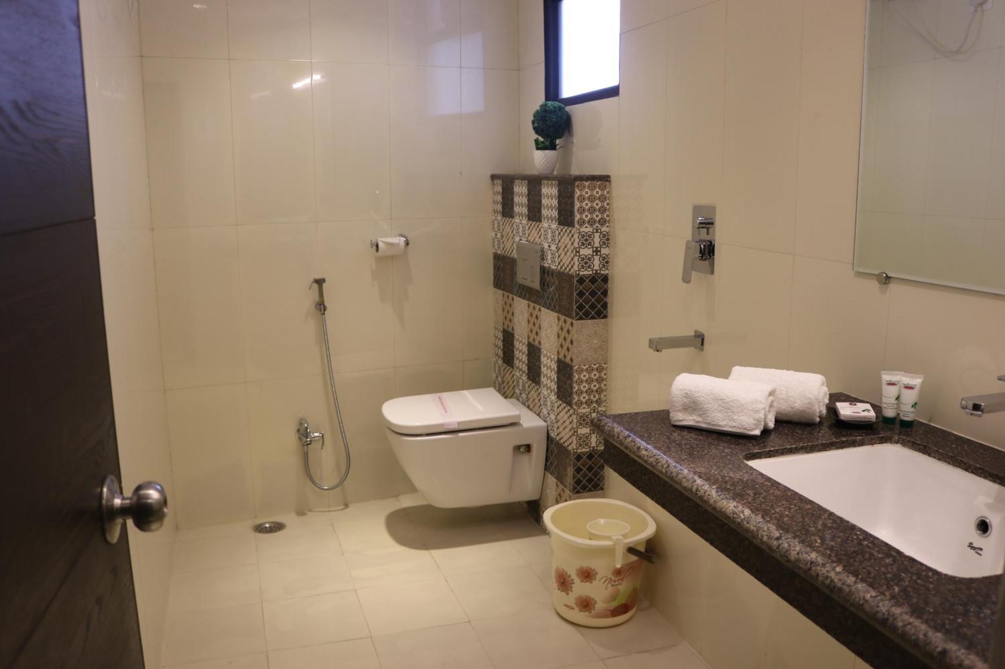 Hotel Solitaire Chinhat Dış mekan fotoğraf
