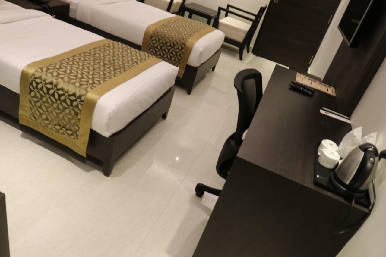 Hotel Solitaire Chinhat Dış mekan fotoğraf